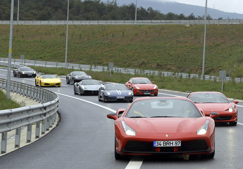 Ferrari Sahiplerinden İstanbul’da Konvoy! MAG Özgün İçerik Sunan, Yüzde Yüz Türk Dergisi